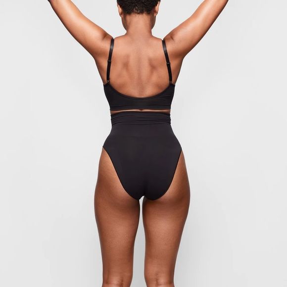 SKIMS SEAMLESS SCULPT BRALETTE In Black - S/M - Picture 3 of 5